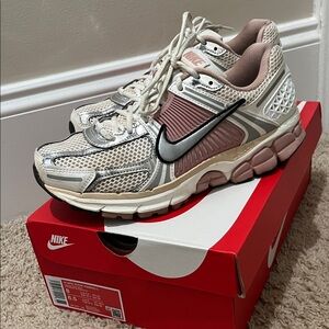 Nike zoom vomero 5 Metallic and Blush Sneakers